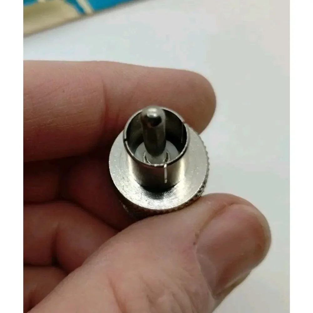 Vanco Adapter - VAD 6 - RCA Male Pin Plug to Female UHF Jack